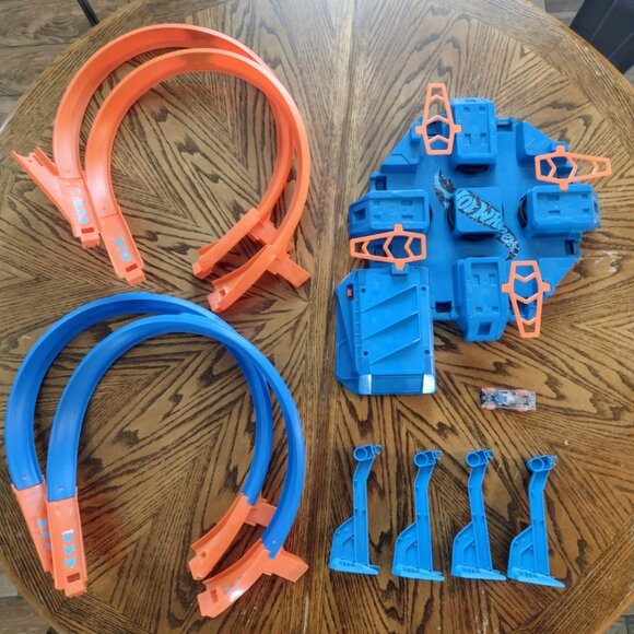 Hot Wheels Toy Car Track Set, Criss Cross Crash with 1:64 Scale Vehicle, Powered - Picture 4 of 5